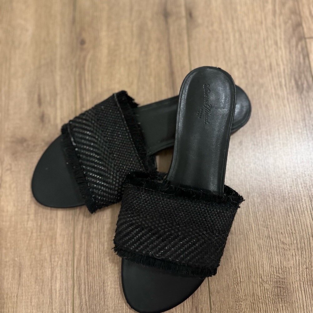 Universal Thread Black Textured Slide Sandals size 9